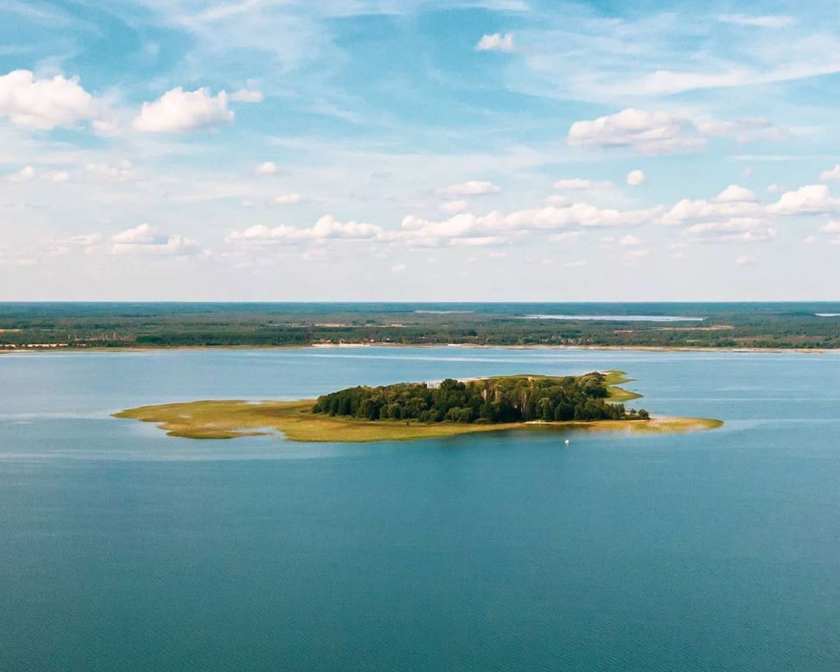 Острів на озері Світязь