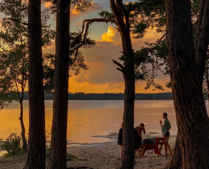 Захід сонця на Пісочному озері