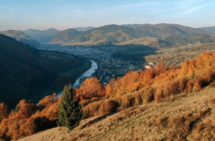 Осінній вид з гори Маковиця на Яремче