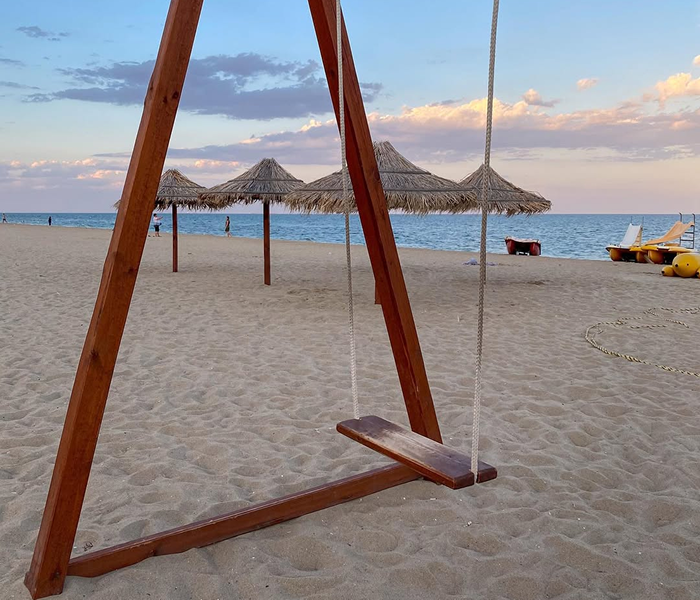 Пляжна гойдалка в Грибівці