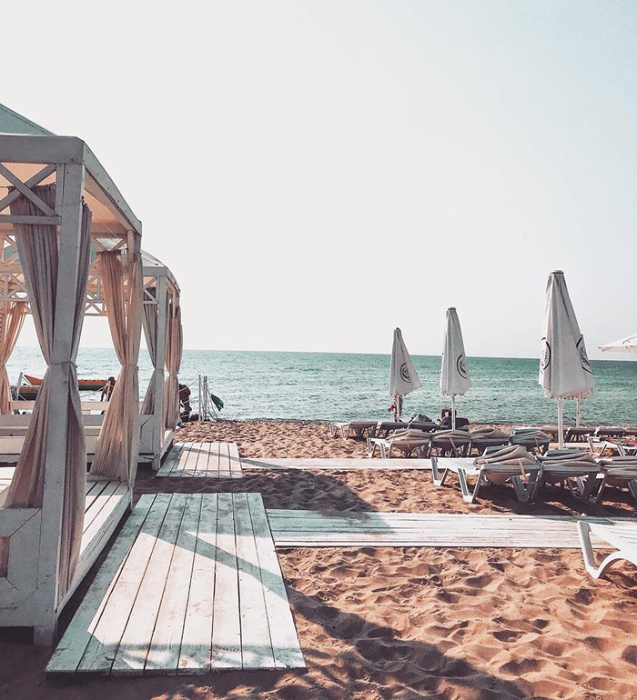 Пляж в Кароліно-Бугаз