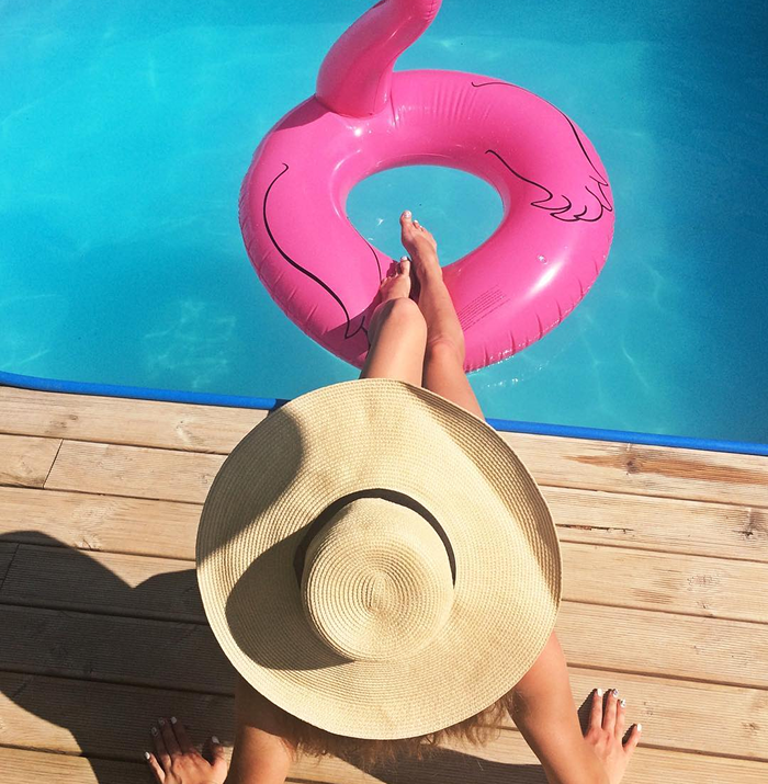 Відпочинок біля басейну в Кароліно-Бугаз