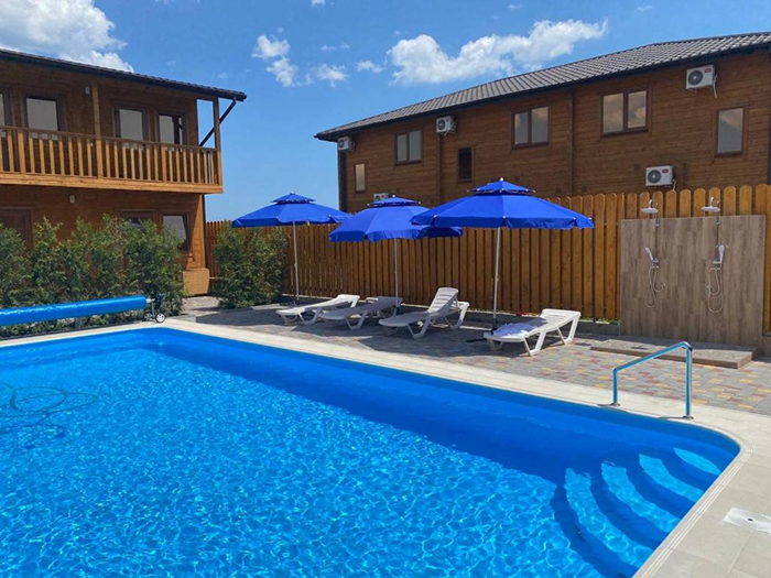 Житло з басейном в Санжійці