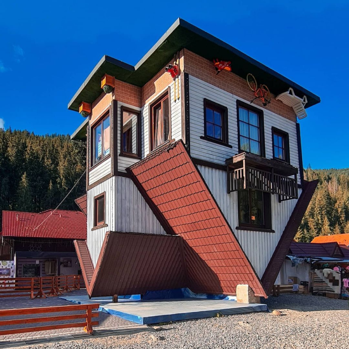 Перевернутий будинок буковель