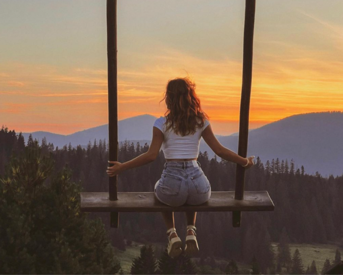 Велитенська гойдалка в Микуличині